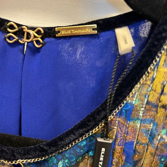 Tahari loose fitting sleeveless blouse - Picture 2 of 6